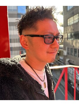 ロミーオム 本厚木(ROMMY. Homme) 刈り上げ短髪ツイストパーマアップバングショートメンズヘア