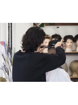 髪質・骨格・個性をしっかり見極め、受賞歴ありの経験豊富なスタイリストがぴったりのスタイルをご提案！！