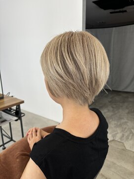 テラス トヨタ(Telasu Toyota) 白髪ボカしカラーと丸みショート