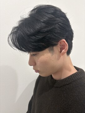 ヒュイル バイ ニアウ(Hwyl by Niau) メンズマッシュセンターパートスパイラルパーマニュアンスパーマ