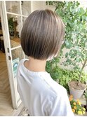 前髪アースカラーカーキグレージュミニボブハイトーンショート