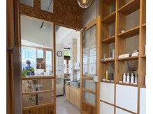 ビスフレア 平針店(biss flare)の雰囲気（隣はフード×ドリンクのテイクアウトのお店になっております☆）