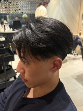 レボ 片町店(Revo) サラッと簡単毛流れ！センターパート×テーパーフェード！