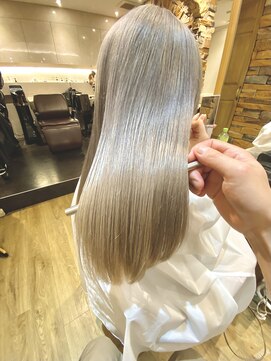 アロマ ヘアー ルーム 新宿3号店(AROMA hair room) ホワイトブロンド迄の過程でのデザイン☆ミルクティーカラー☆