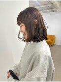 顔まわりレイヤー柔らかいボブスタイル