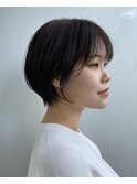 丸みショート前下がりセンターパートハンサムくびれショート
