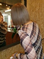 ジュール(JOULE'S) ハイトーンで魅せるレイヤーミニボブ