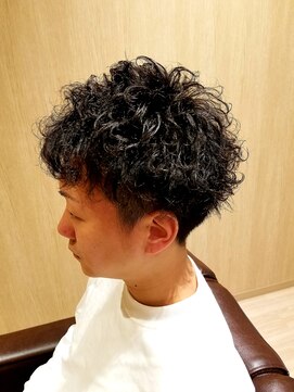 ライール ザ バーバー(Lair the barber) ツーブロックでメリハリをつけた黒髪パーマスタイル