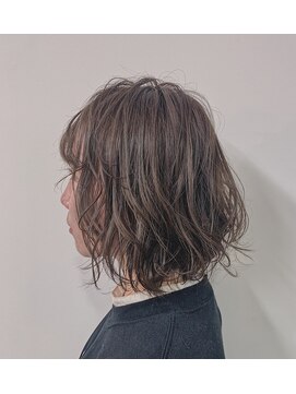 バズ ビー(BUZZ Bee) エアリーボブ×ラベージュ