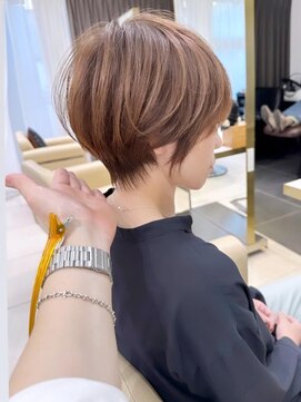 アンド ストーリーズ(&STORIES) 大人可愛い前髪ありのひし形マッシュショートパーマ20代30代