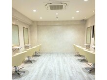 イワッシュ 三ツ境駅店(IwAsh)の雰囲気（白を貴重とした店内♪）