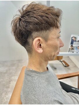 ロミーオム 本厚木(ROMMY. Homme) ツーブロック刈り上げアップバングショート短髪メンズヘア