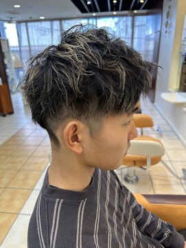 クオリス 上板橋店(QUALIS) メンズショートツーブロ刈り上げハイライトメッシュスタイル