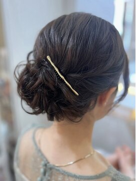 アトリエビューティーアミュ(atelier beauty AmU) 結婚式 二次会 お呼ばれ ゆるふわアップ×ゴールドアクセ