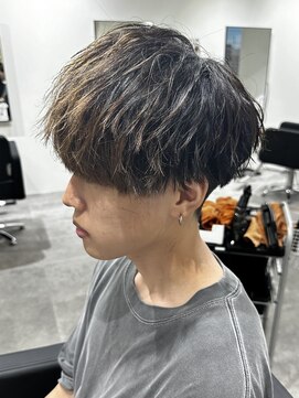 ヒュイル バイ ニアウ(Hwyl by Niau) メンズマッシュパーマニュアンスパーマスパイラルパーマ刈り上げ