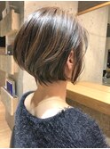 女性らしいボリューム感と丸みのあるショートボブ