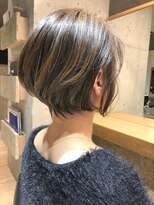 ルトレ(Retrait)&nbsp;女性らしいボリューム感と丸みのあるショートボブ