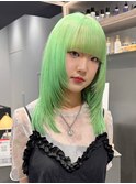 エメラルドグリーン