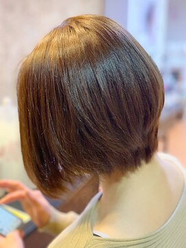 アークスヘアー 透明感ベージュカラー×大人かわいい前下がりショート