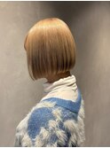 華やかな前下がりショートボブ×ブリーチオンカラー ブロンド