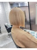 ブロンドベージュ 切りっぱなしボブ 韓国ヘア