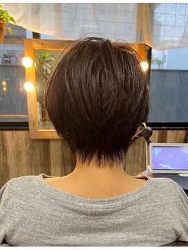 ビハインドザカーテン(BEHIND THE CURTAIN) 襟足に長さを残したショート