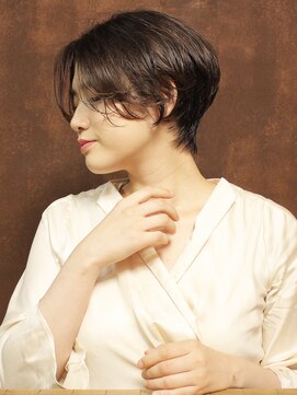 シアンデルカ(CYANDELUCCA) くびれとツヤ感で横顔美人ショート