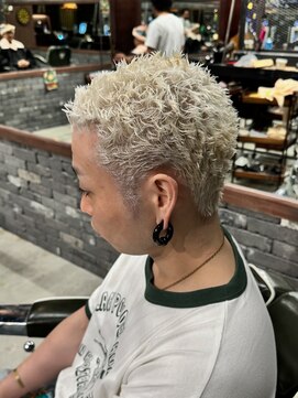 フォーコーナーズカットショップスリーセント 栄(FourCornersCutShop 3/cent) イージードリル/スパイキーベリーショート/ホワイトブロンド