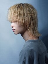 【ブロンドカラー×波巻きパーマ】