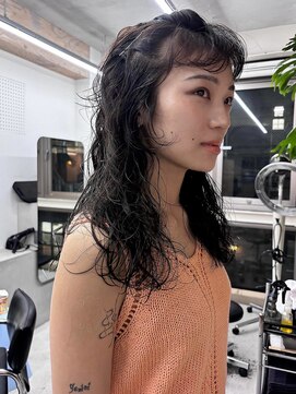 ナヌーク シブヤ(nanuk shibuya) 赤みのないブラックカラー・外国人風ゆるふわウェーブ