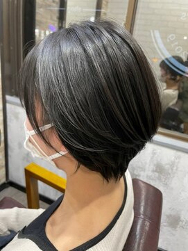 ハサミバイアトリエナガノ 千葉(8sami by atelier nagano) ショートボブ/センターパート/ツヤ髪/グラデーション/イヤリング