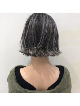 トルネード(TORNADO) 外国人風ボブ ハイライトグラデーション グレージュ　外ハネ
