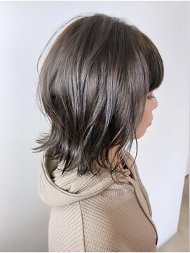 ルチェア ヘア(Lucea Hair) 外ハネスタイルアッシュグレー