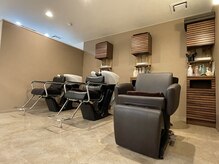 ザシラ 市川南店(THE SIRA)の雰囲気（お客様のお好みに合わせた2種類のシャンプーとシャンプー台です）