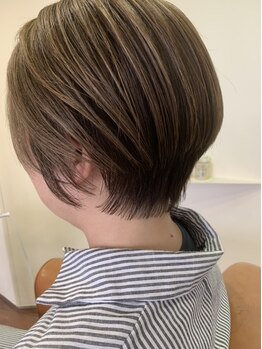 ラミール ヘアー ドレス(lamiell Hair Dress)の写真/おしゃれを楽しむ《脱白髪染めハイライト》色持ちの良さと色味にこだわった白髪染めがグレイ世代に好評◎
