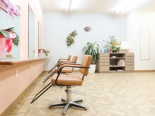 カウムディ(Kaumudi)の雰囲気（セット面が４台と、ビルの裏側に広い駐車場も完備しています。）