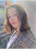 光が透けるライトベージュ　パーマボブ