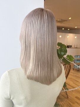 ルッツ(Lutz. hair design) ホワイトベージュ【千代田彩夏】