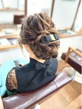 モアナ 逗子(MOANA) ふわふわボリューム華やかシニヨン