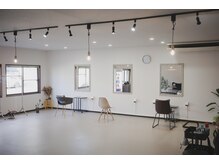 チルバイヘアーガーデンミルクティ(Chillbyhairgardenmilktea)の雰囲気（ヘアサロンであり、カフェっぽさがある空間です）