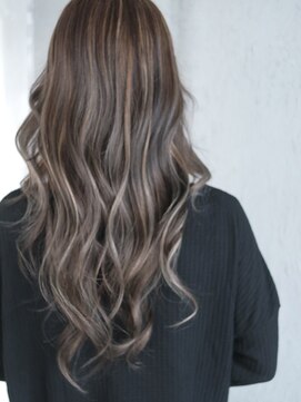 マリアナ(Mariana) ハイライトショートヘアレイヤーカットダブルカラー