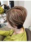 白髪ぼかしハイライトのショートボブスタイル