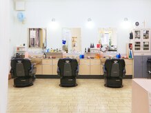 CUT　SHOP　東風の雰囲気（明るい光が差し込む清潔感溢れる店内。予約優先制でリラックス）