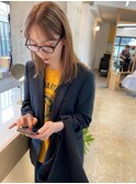 ミルクティベージュのセンター分けミディ