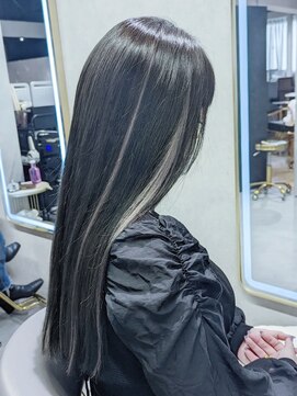 レアナ バイ ニーナ(Leana by NINA) プルエクステでロングヘア