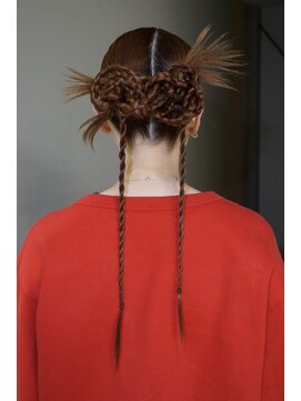 タイトな三つ編みアレンジ♪