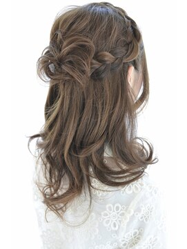 キキ(kiki) 編み込みハーフアップスタイル