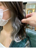 シルバーアッシュ　インナーカラー　ウェーブ巻き