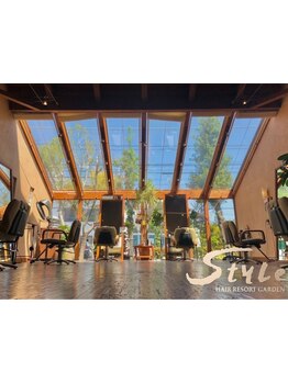 高い天井の広々とした空間で、ゆったりとした時間を。周りを気にせず施術が受けられます◎