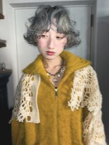 クイン(qin)&nbsp;コテ巻きパーマ風ハイトーンボブ